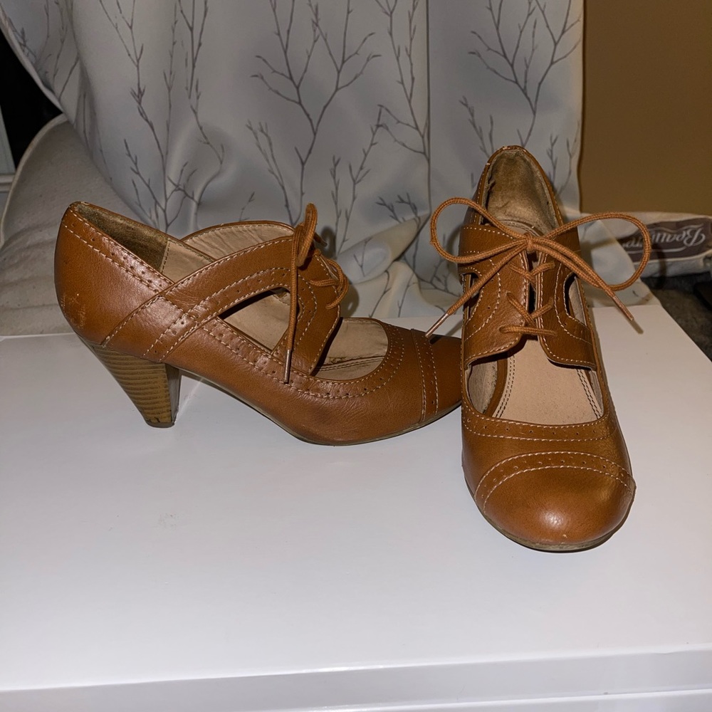 Tan laced American Eagle heels